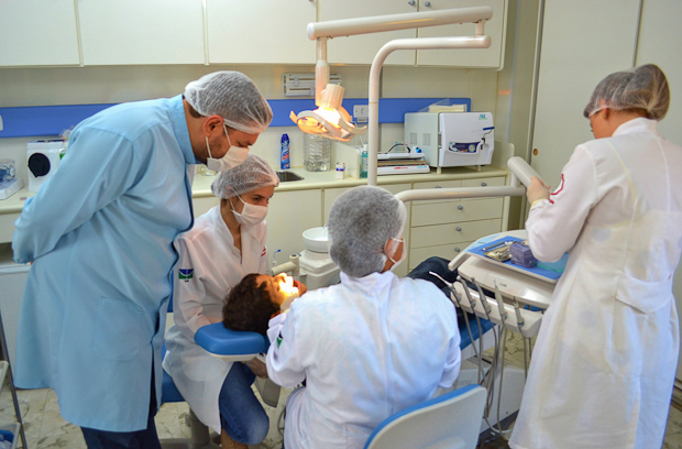 Câmara Legislativa homenageia 45 anos do curso de odontologia da UnB