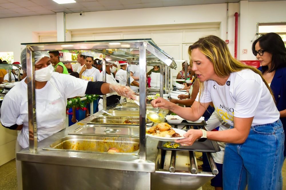 Almoço do Nosso Natal no Restaurante Comunitário de Samambaia é embalado por Coral do Gari