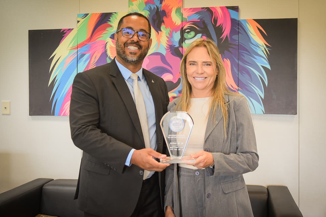 Governadora em exercício recebe Selo Diamante em Transparência Pública em reunião com secretários do DF