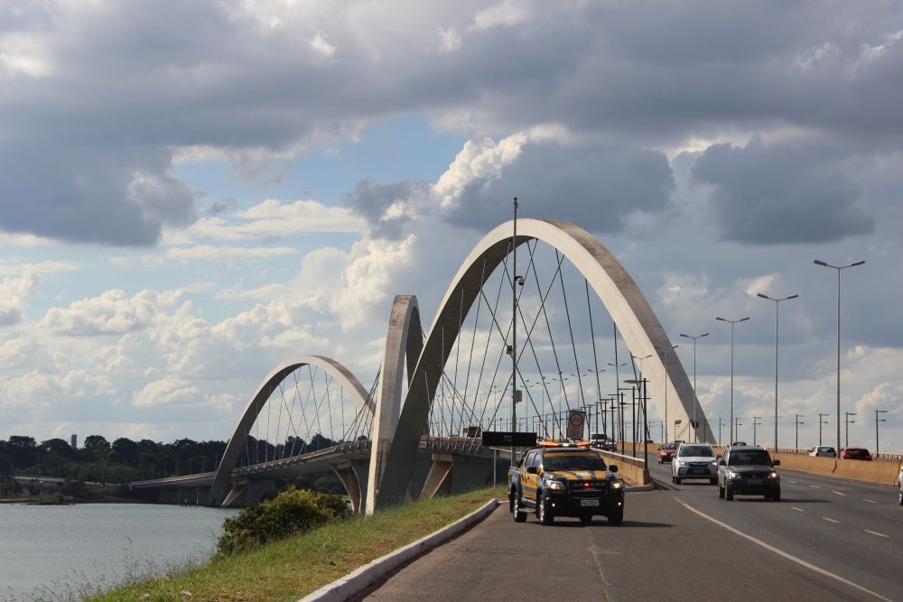 Domingo (4) tem intervenções de trânsito para corrida na orla da Ponte JK