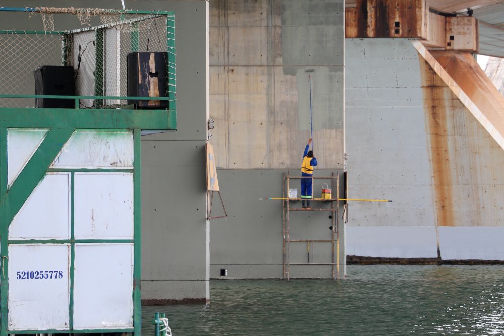 Pintura da Ponte JK, no Lago Sul, é iniciada