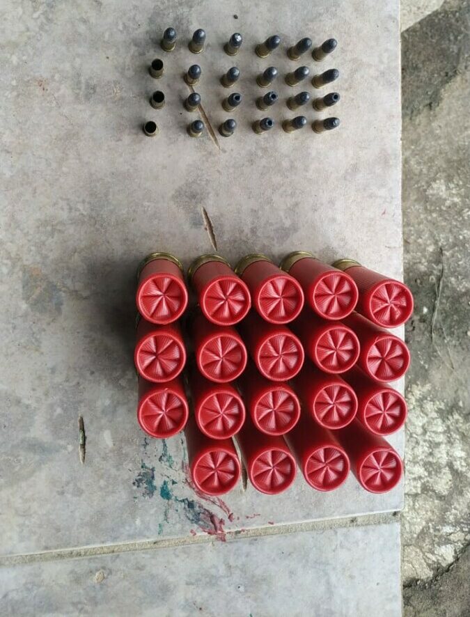 PCGO apreende armas e munições, em Cocalzinho, e procura por foragido