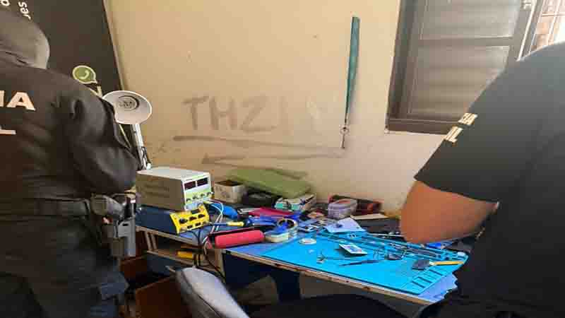 PCGO cumpre mandado e apreende 19 celulares de origem suspeita em Águas Lindas de Goiás