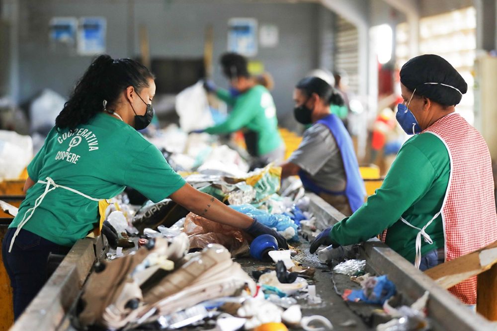 Projeto leva cidadania e serviços públicos a catadores do DF