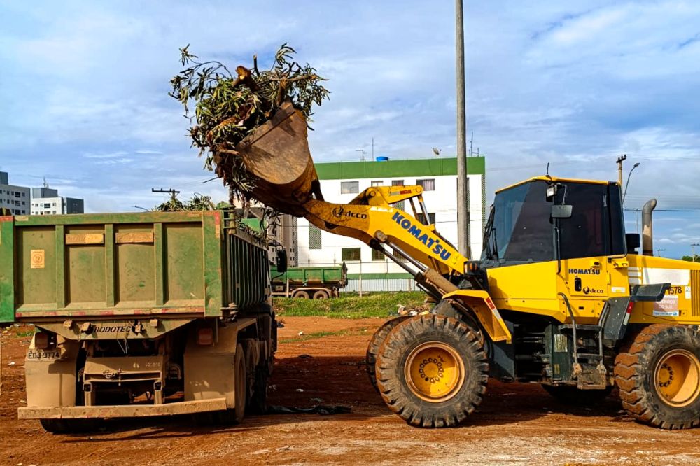 Em um dia, quase mil toneladas de descarte irregular de resíduos são retiradas das ruas de Ceilândia e do Núcleo Bandeirante