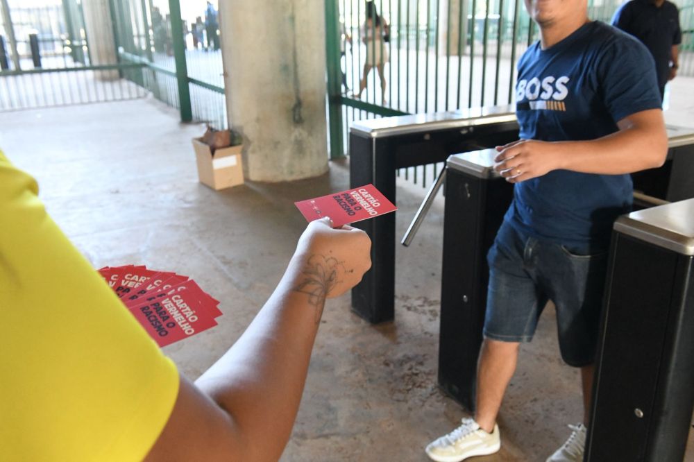 Campanha Cartão Vermelho para o Racismo entra em campo na decisão entre Flamengo e Corinthians no Mané Garrincha