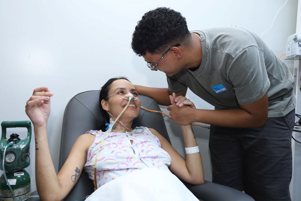 Paciente internada no HRT celebra aniversário de 18 anos do filho no hospital