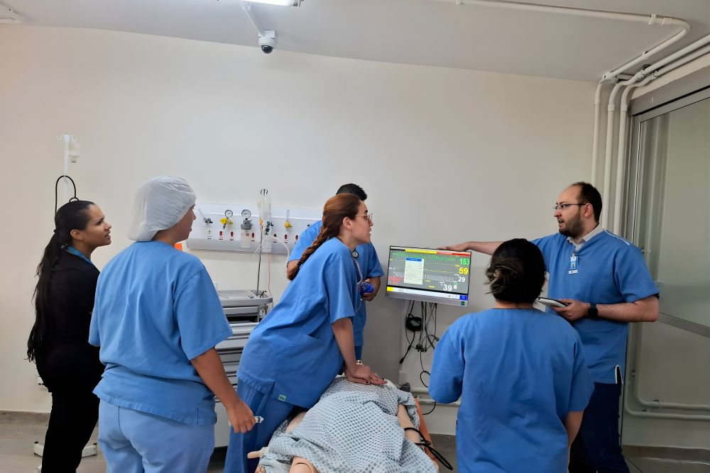 Treinamento em emergência cardíaca fortalece atendimento na UTI do Hospital de Santa Maria