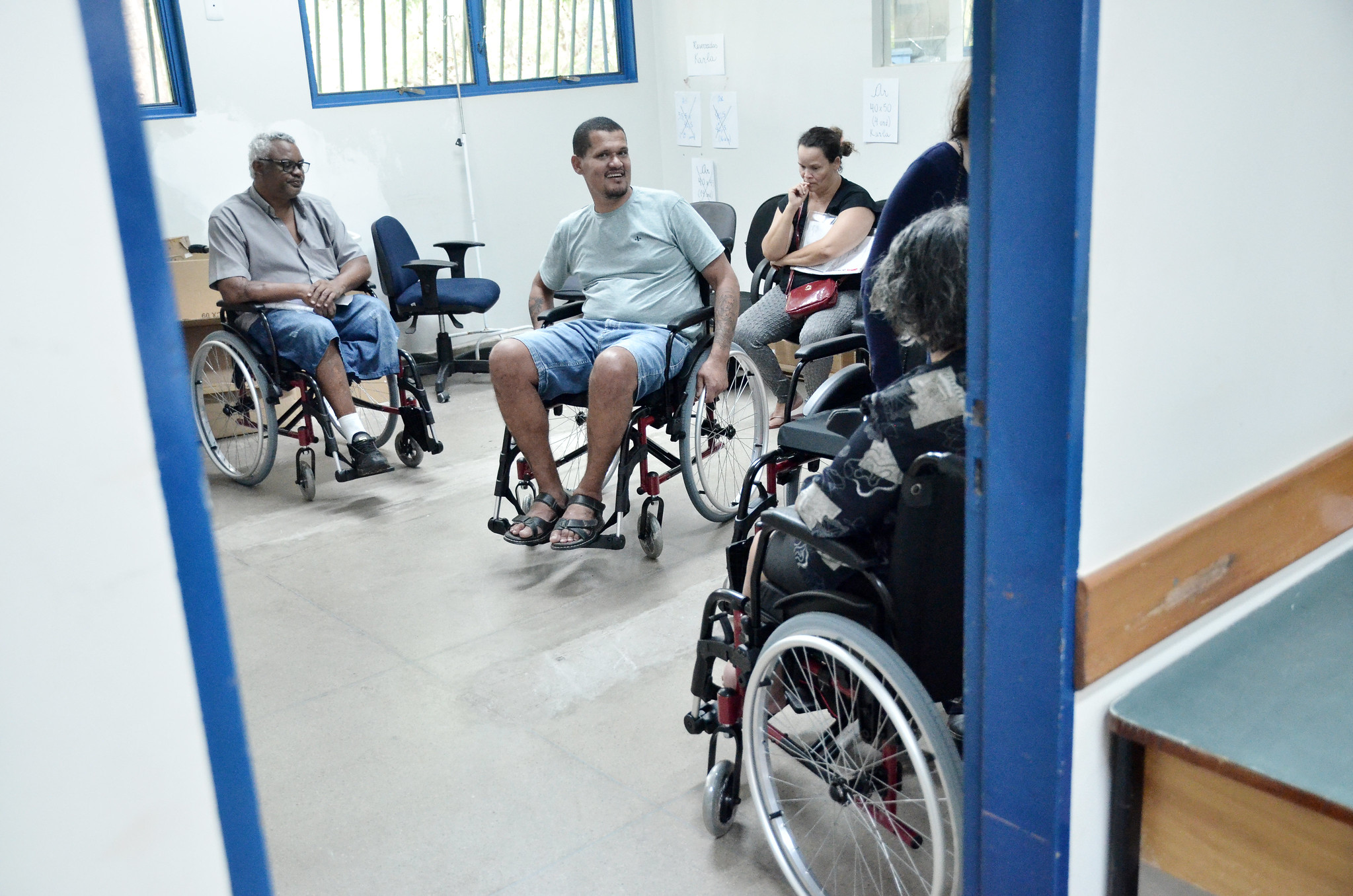 Pacientes da rede pública recebem cadeiras de rodas e de banho a pacientes