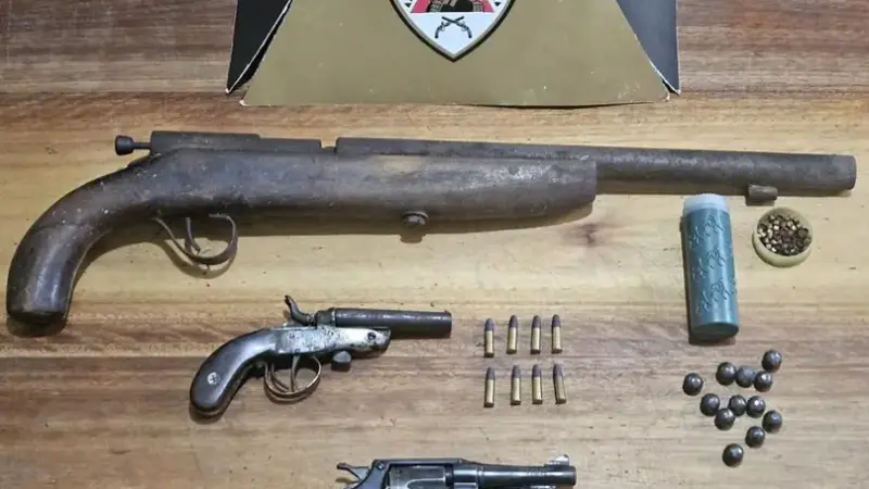 PMMG Cantagalo – Homens são presos com veículo adulterado e armas de fogo