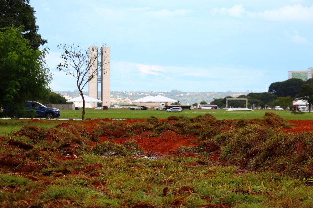 Gramado central da Esplanada dos Ministérios passa por recuperação