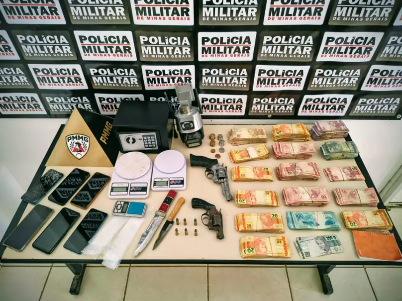 PMMG São Romão – Mandado de Busca e Apreensão apreende armas e drogas