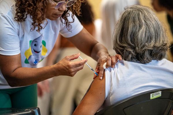 Campanha de vacinação contra a gripe 2026 reforça proteção à pessoa idosa no DF