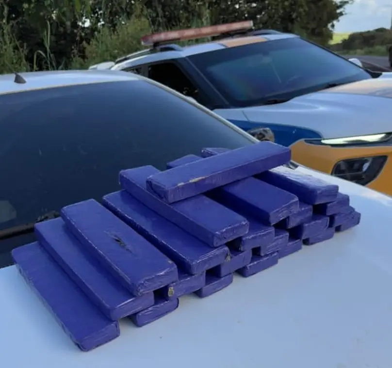PMMG Monte Carmelo – Barras de maconha apreendidas em abordagem policial