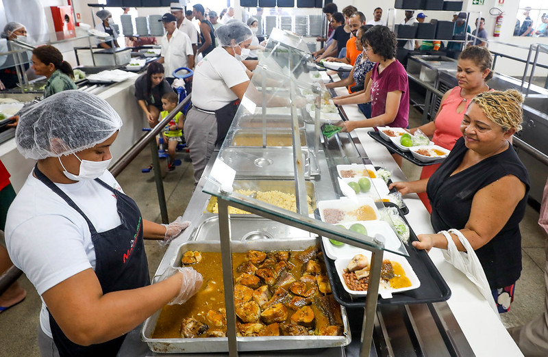 Restaurantes comunitários terão moqueca de peixe no almoço da Sexta-feira de Paixão