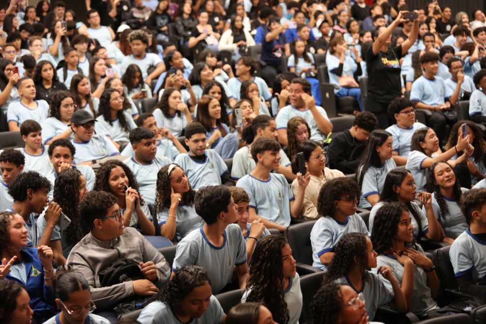 Estudantes de escolas públicas recebem formação sobre prevenção à violência e cultura de paz nas escolas