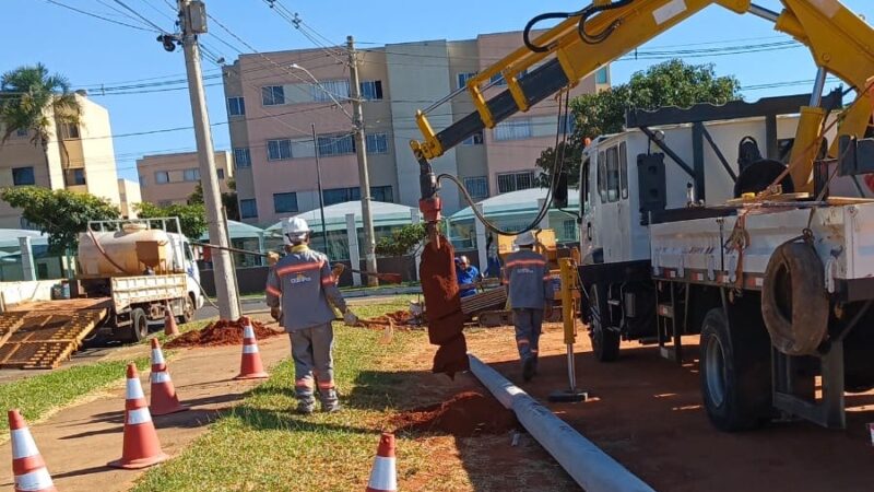 Campo sintético do Riacho Fundo começa a receber iluminação para uso noturno