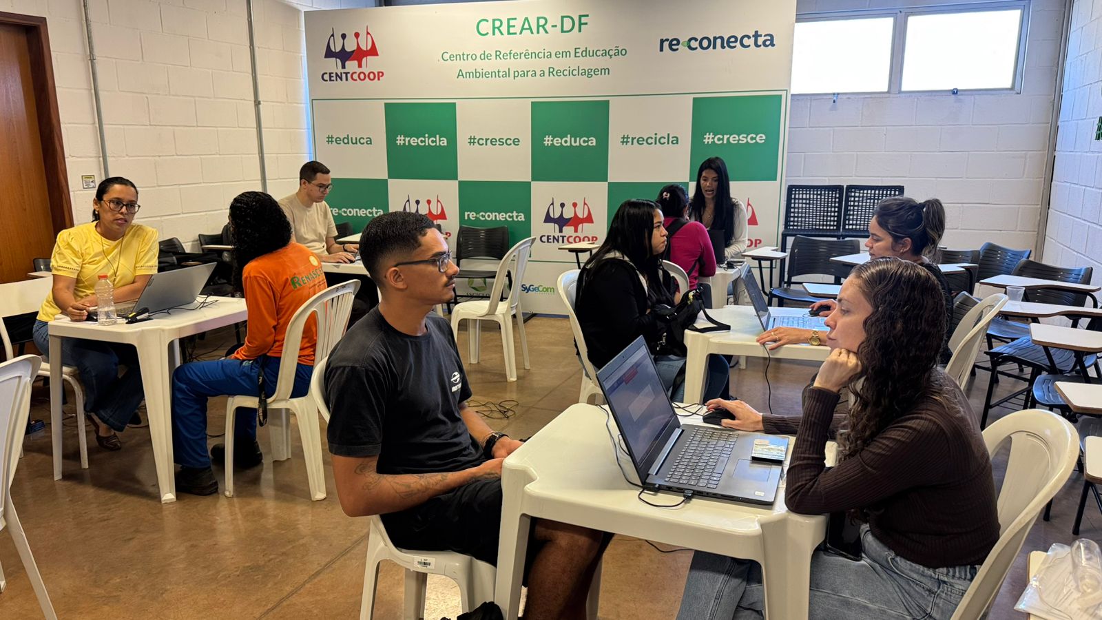 Cras Móvel leva atendimento a trabalhadores de materiais recicláveis na Estrutural