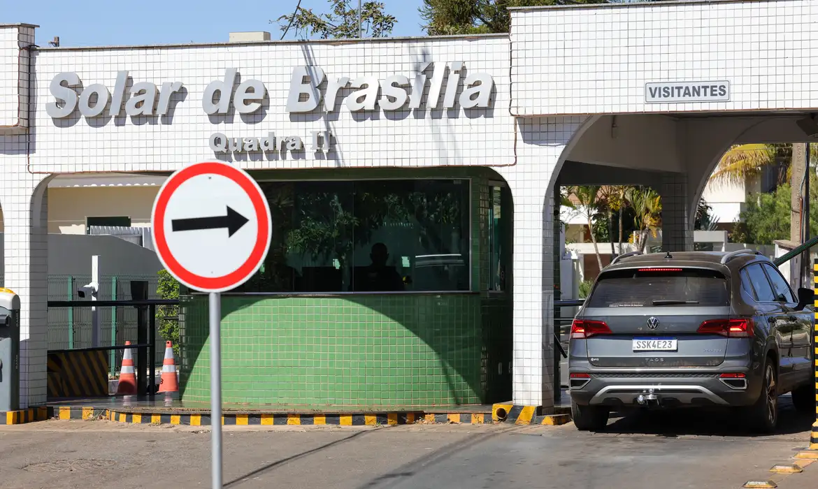 Defesa de Bolsonaro recorre ao STF contra proibição de visitas na prisão domiciliar