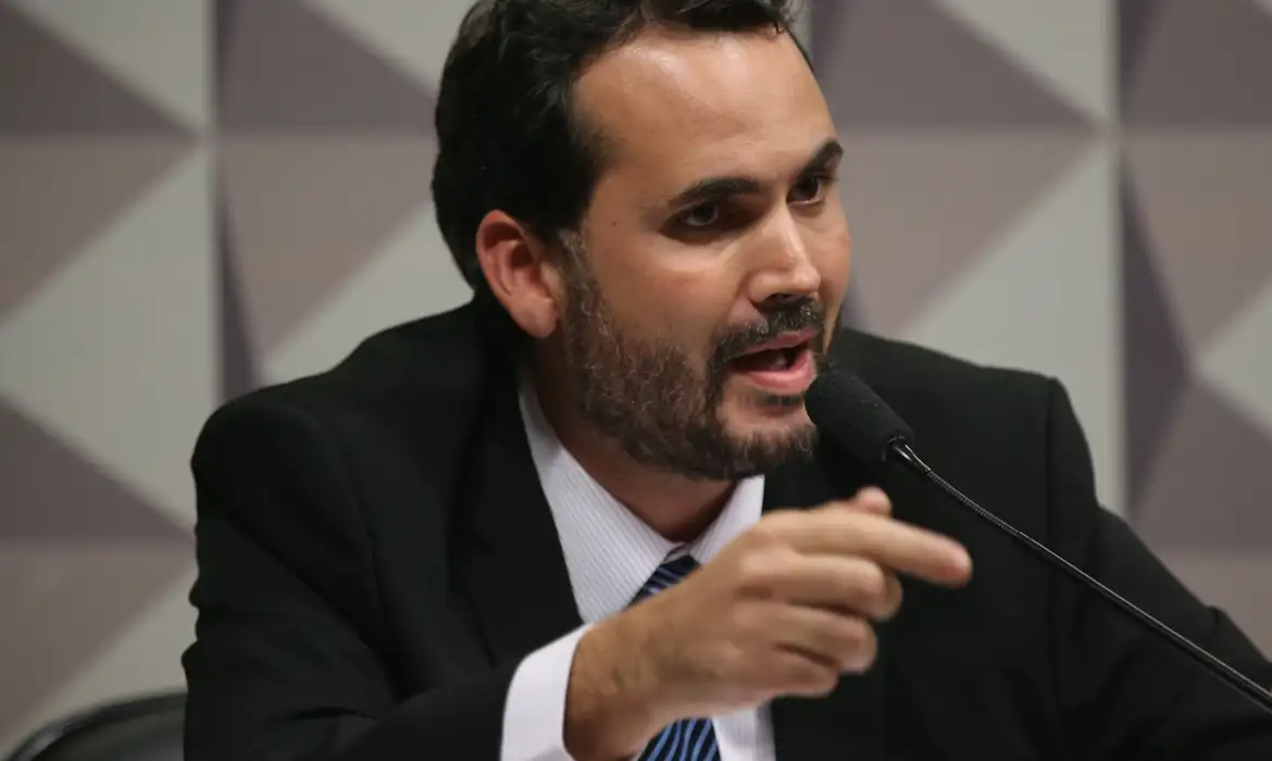 Governo descarta retomar subsídio extra de R$ 0,35 no diesel mesmo com petróleo perto de US$ 100