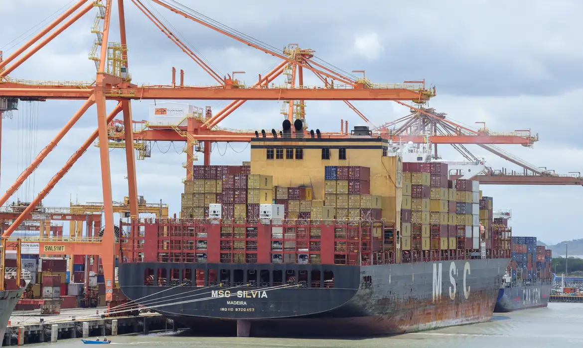 Comércio exterior do Brasil tem superávit de US$ 7 bi em julho