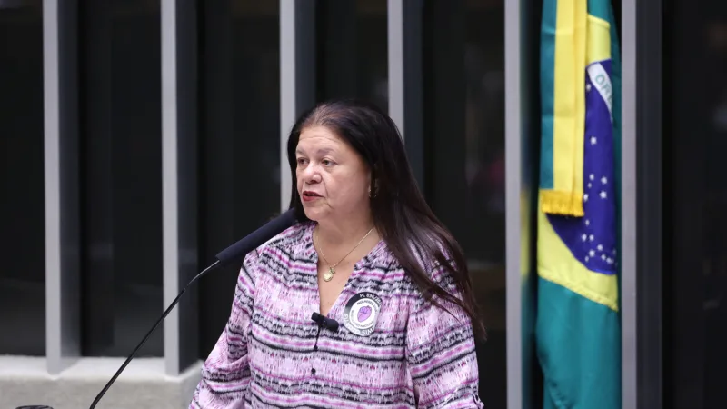 Câmara avança projeto que amplia pena para feminicídio