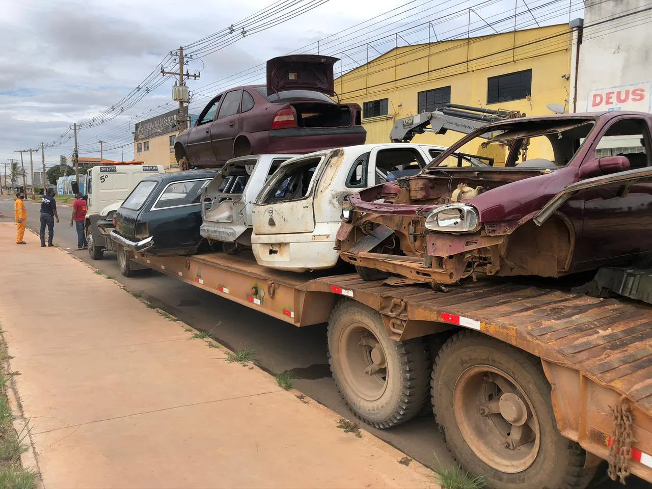 Carcaças e veículos abandonados: saiba como solicitar a retirada no DF