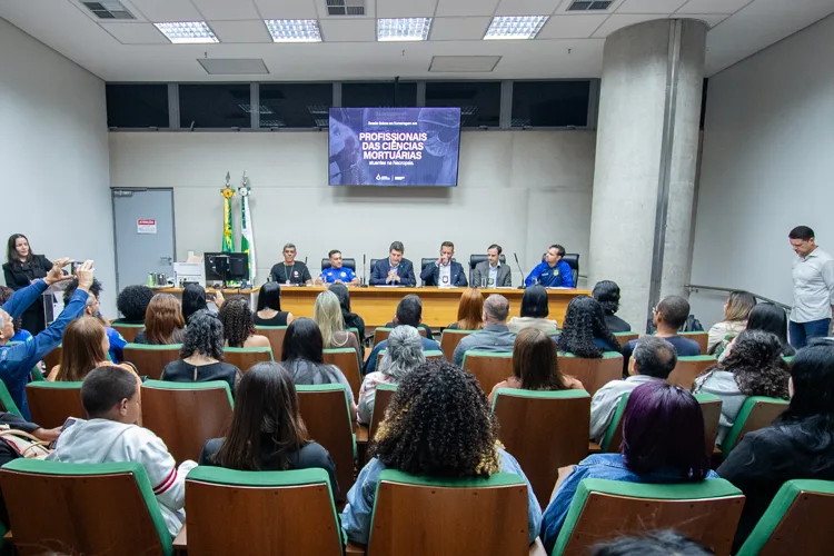 CLDF homenageia profissionais da necropsia em sessão solene