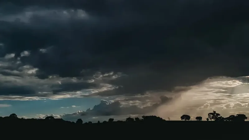 Inmet alerta para chuva forte e ventos de 100 km/h no RS