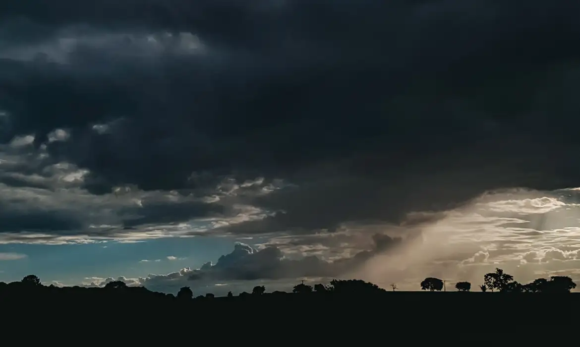 Inmet alerta para chuva forte e ventos de 100 km/h no RS