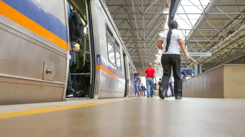 PM prende homem em situação de rua por assediar mulher na saída do metrô