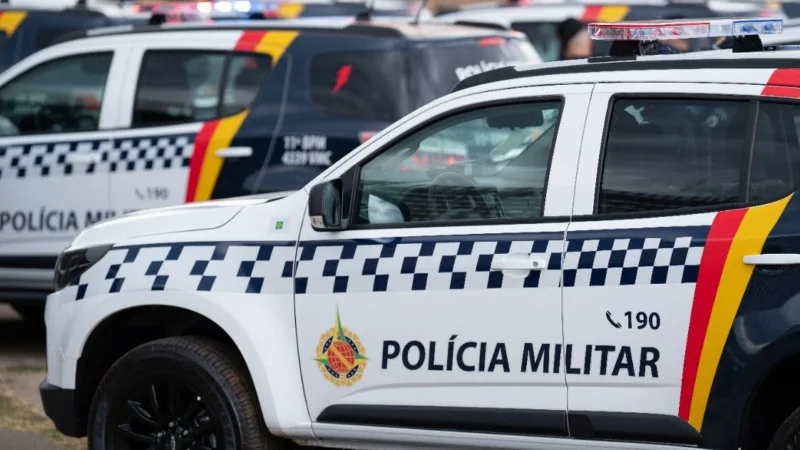 Mulher ateia fogo em casa e esfaqueia ex-namorado na frente da filha