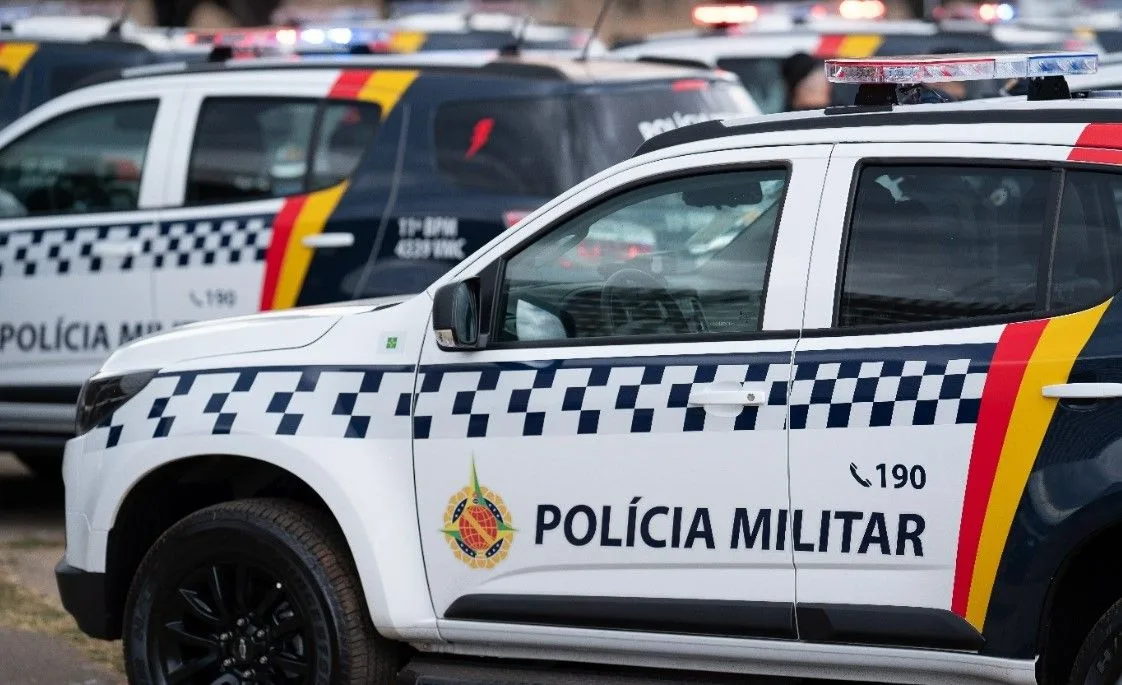 Mulher ateia fogo em casa e esfaqueia ex-namorado na frente da filha