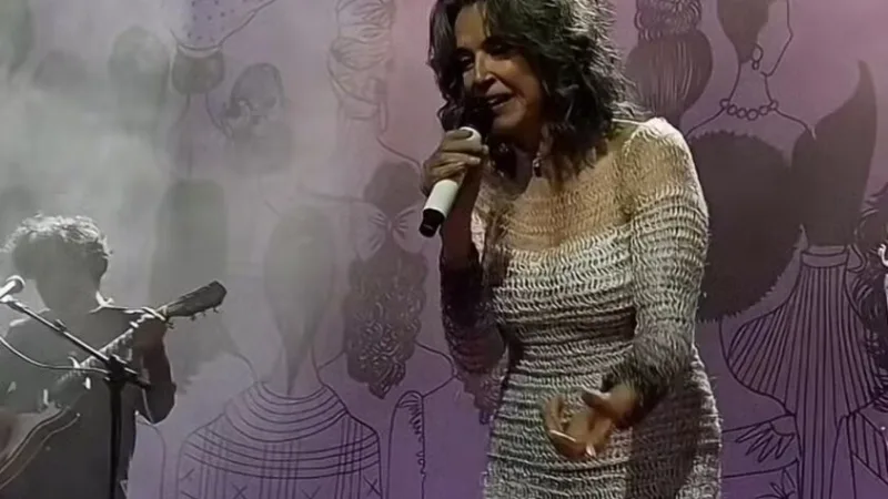 Simone estreia show com tributo a mulheres históricas do Brasil