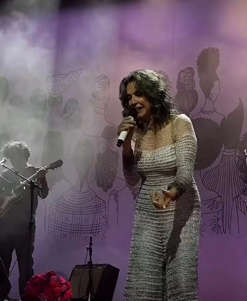 Simone estreia show com tributo a mulheres históricas do Brasil