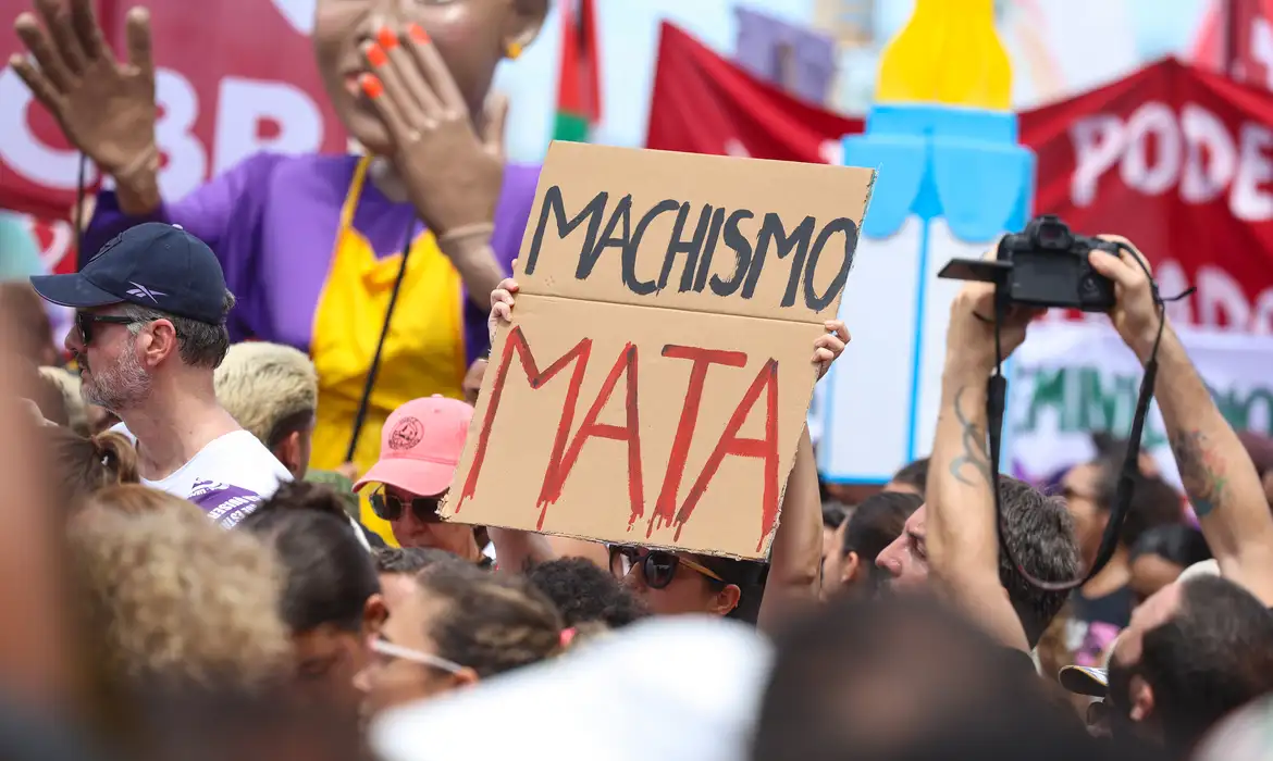Sobrecarga doméstica aumenta risco de violência contra mulheres