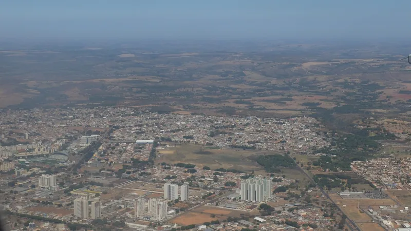 Incêndio em vegetação perto da UnB no Gama mobiliza bombeiros do DF