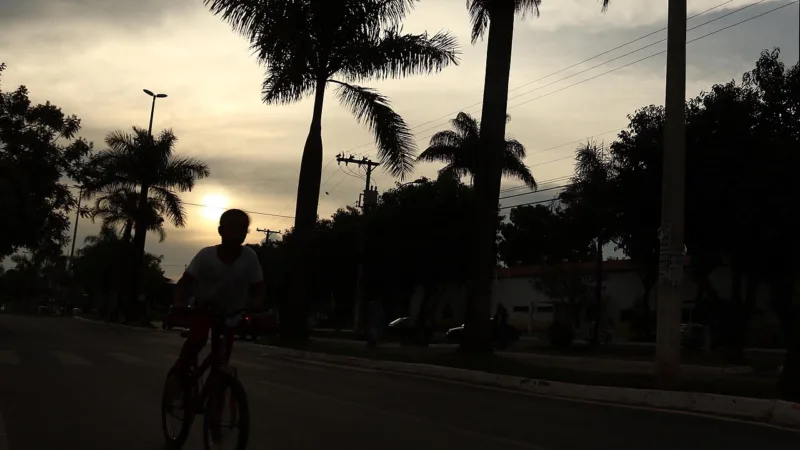 Acidente entre dois caminhões causa engarrafamento na Epia Sul, perto da Candangolândia