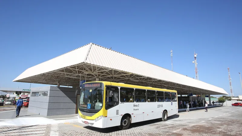 Ônibus do DF circulam com horário de dia útil no domingo das eleições
