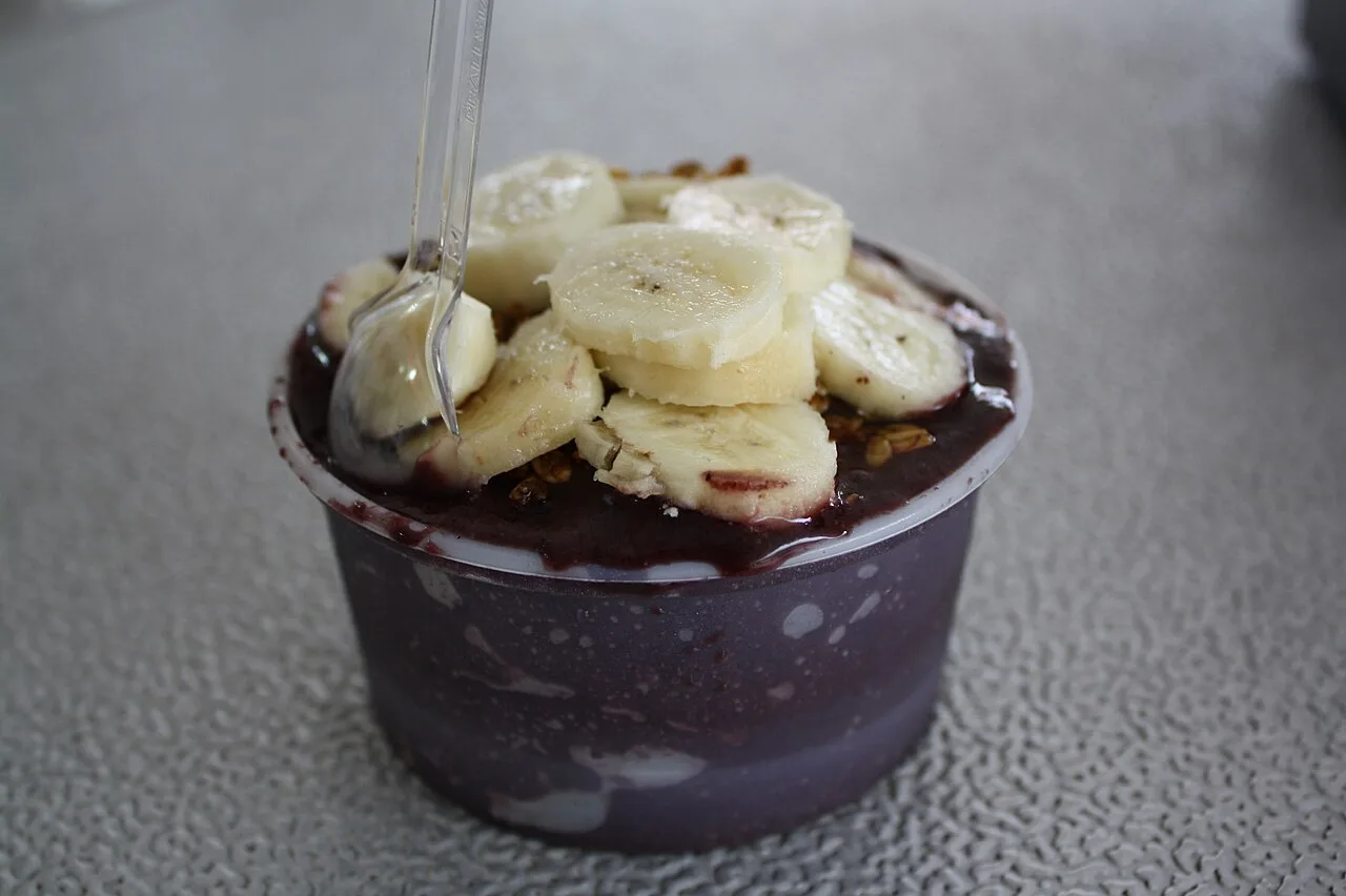 Açaí faz bem? Conheça os benefícios do fruto e os cuidados com o consumo