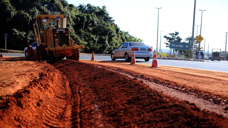 Acidente na BR-020 bloqueia faixa e causa lentidão no sentido Plano Piloto