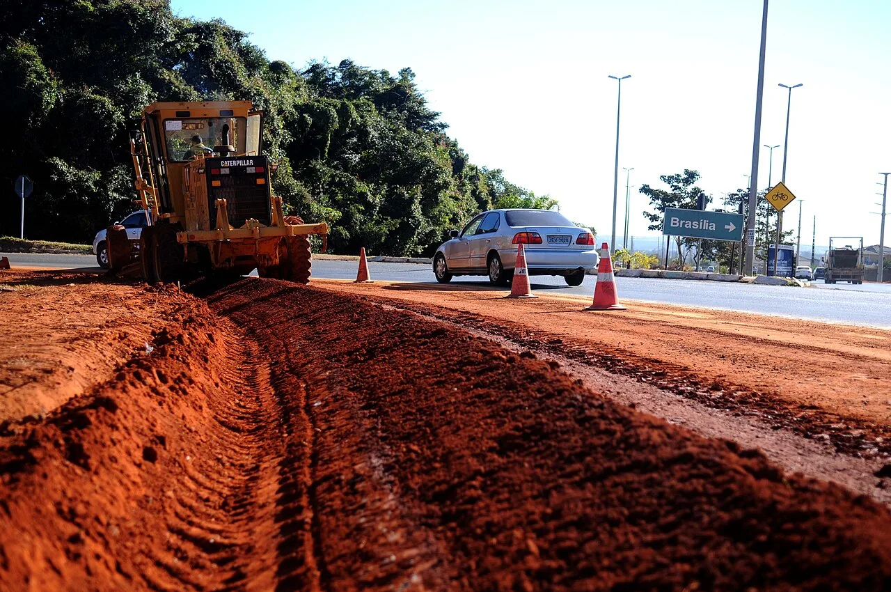Acidente na BR-020 bloqueia faixa e causa lentidão no sentido Plano Piloto