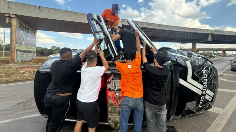 Viatura da PCDF capota na BR-040, no Park Way, e agente fica ferido