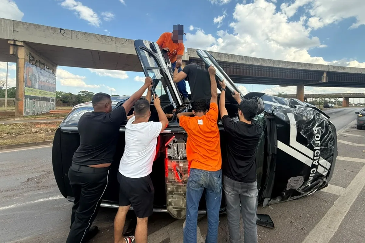 Viatura da PCDF capota na BR-040, no Park Way, e agente fica ferido