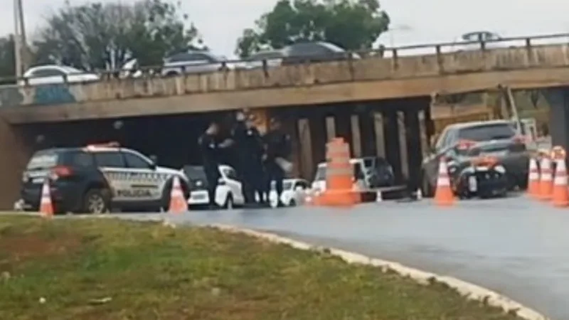 Acidente entre carro e moto trava o trânsito no viaduto da Estrutural