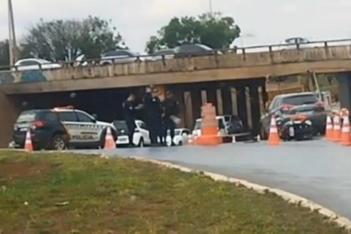 Acidente entre carro e moto trava o trânsito no viaduto da Estrutural