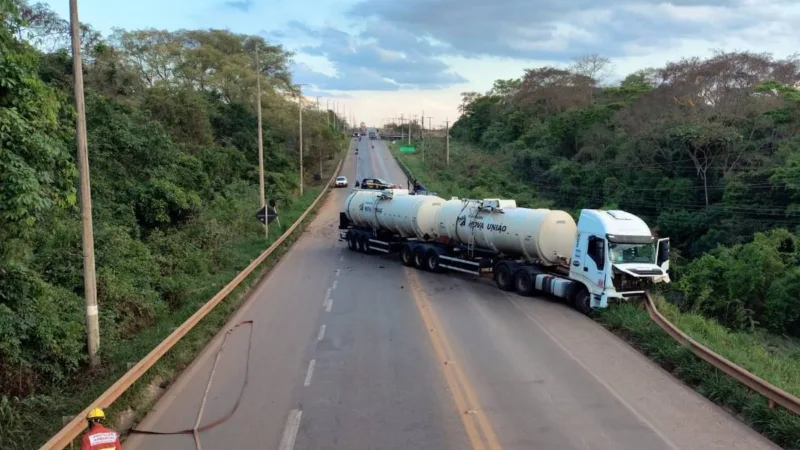 Motorista de Gol morre em batida com caminhão-tanque na BR-080, na saída de Brazlândia