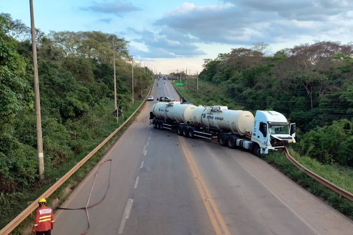 Motorista de Gol morre em batida com caminhão-tanque na BR-080, na saída de Brazlândia