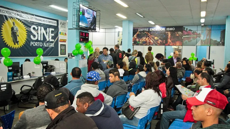 Agências do Trabalhador oferecem 1.521 vagas nesta quinta; salários chegam a R$ 3 mil