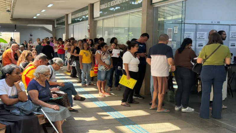 Pacientes lotam Farmácia de Alto Custo na 102 Sul após mudança no agendamento de medicamentos